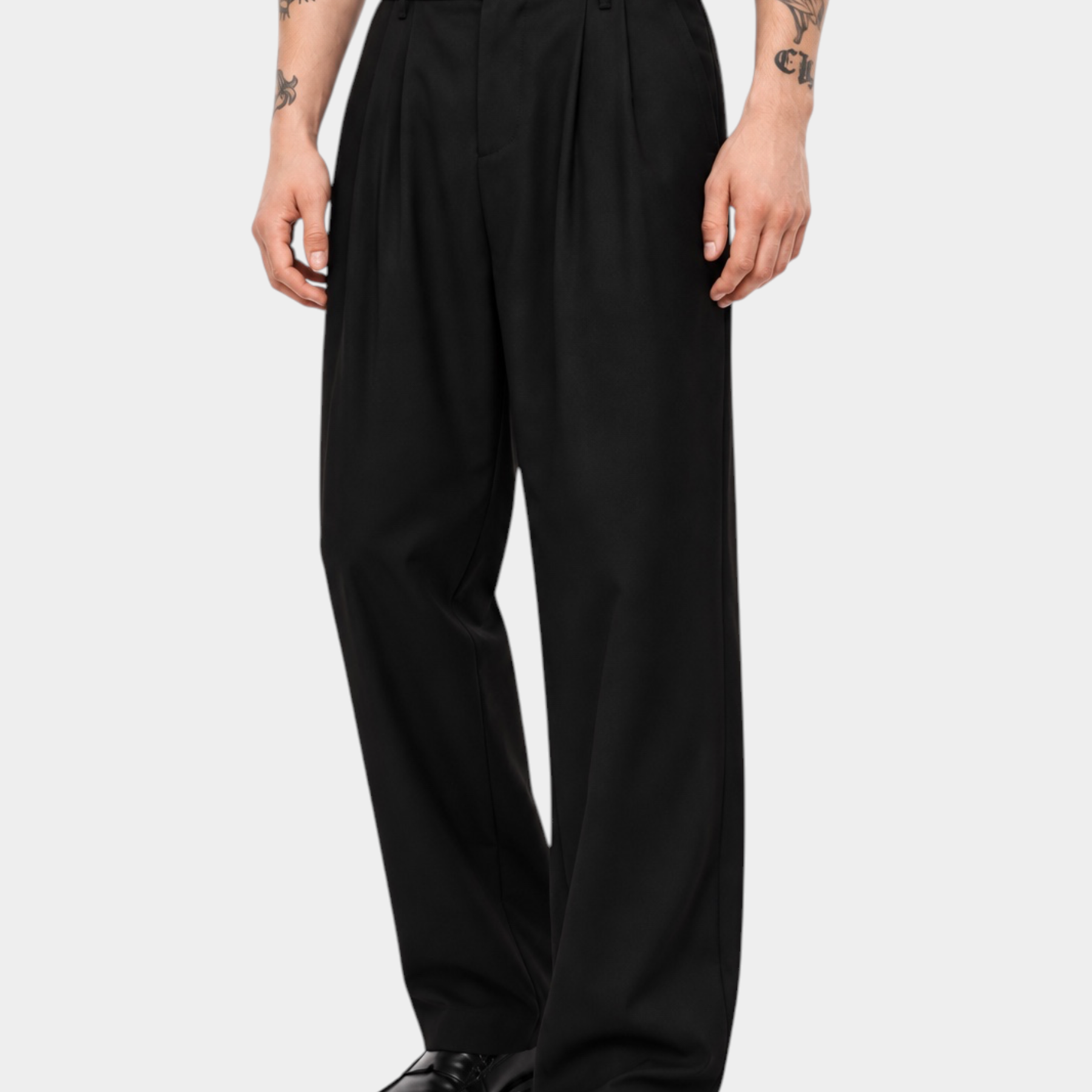Pantaloni ampi neri da uomo IMPERIAL con pince frontali indossati da un modello, collezione Follower SRL
