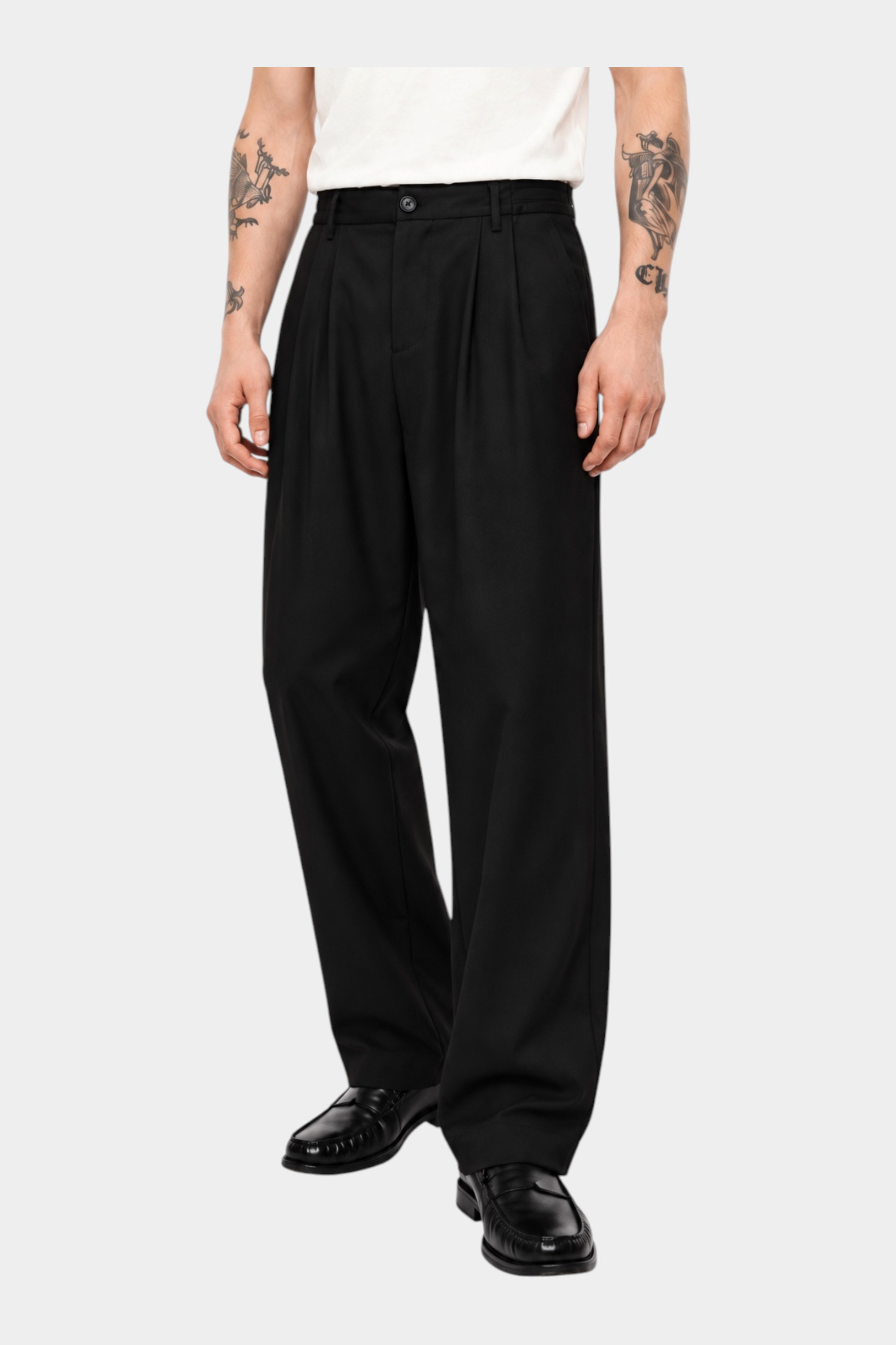 Pantaloni ampi neri da uomo IMPERIAL con pince frontali indossati da un modello, collezione Follower SRL