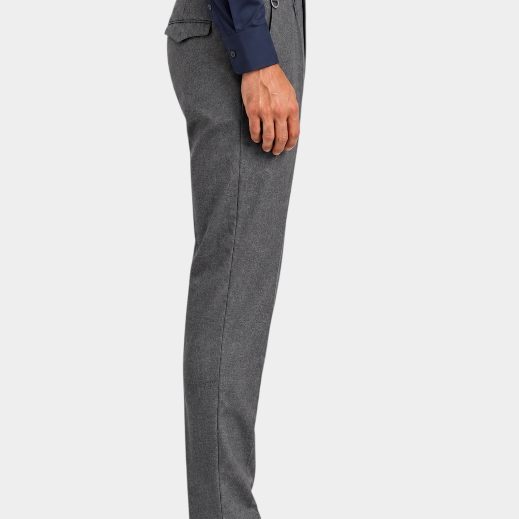 Pantaloni regular con pinces color antracite di Follower SRL indossati lateralmente con camicia blu e scarpe eleganti