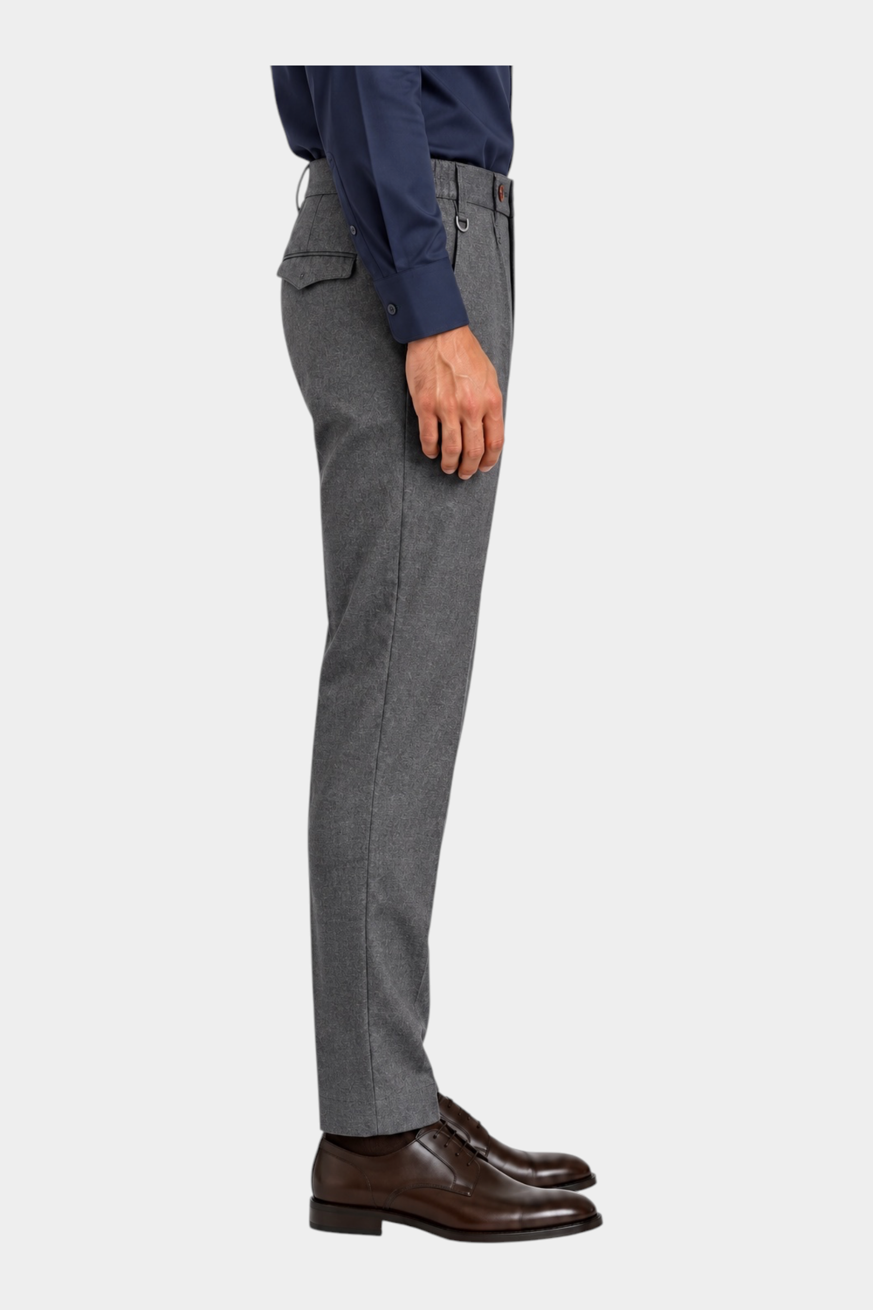 Pantaloni regular con pinces color antracite di Follower SRL indossati lateralmente con camicia blu e scarpe eleganti