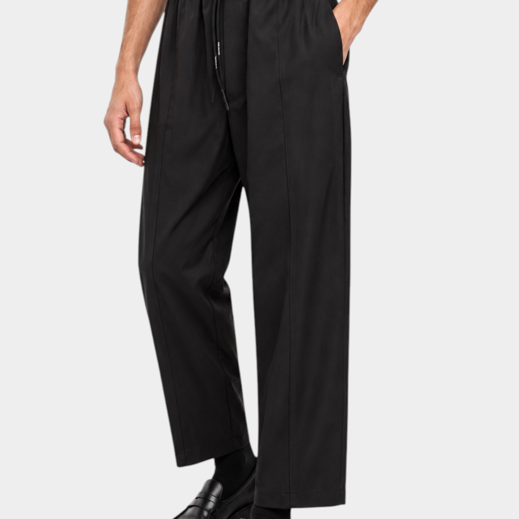 Pantaloni baggy-fit neri Follower SRL con coulisse in vita e pince, indossati da un modello con mocassini