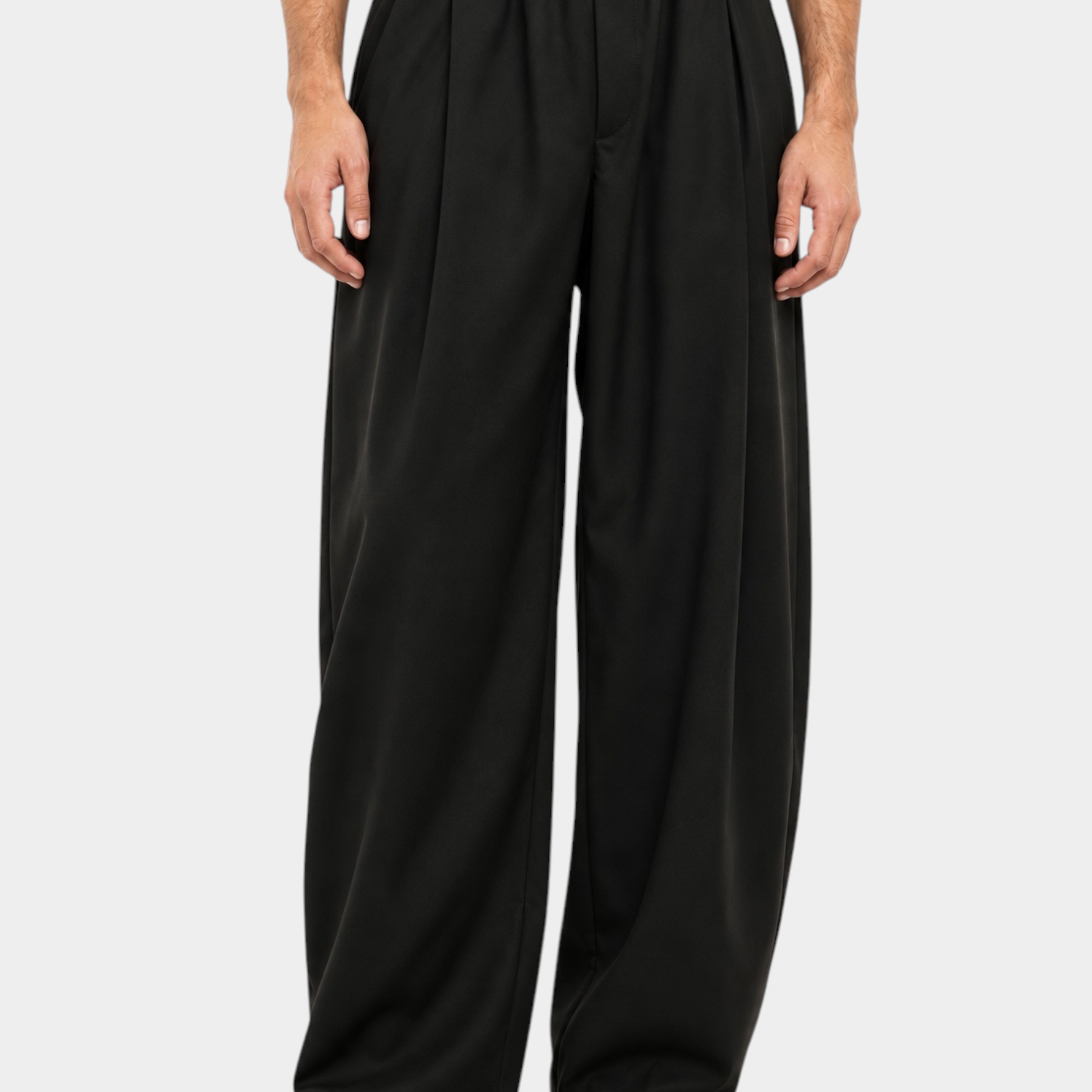 Pantaloni Follower SRL baggy-fit neri da uomo con pinces e vita elastica indossati con scarpe nere