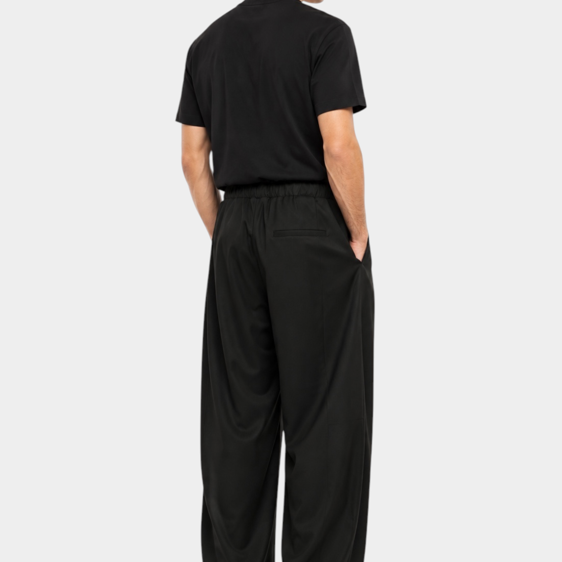 Pantaloni baggy-fit neri con pinces indossati da un modello, collezione Follower SRL, vista posteriore
