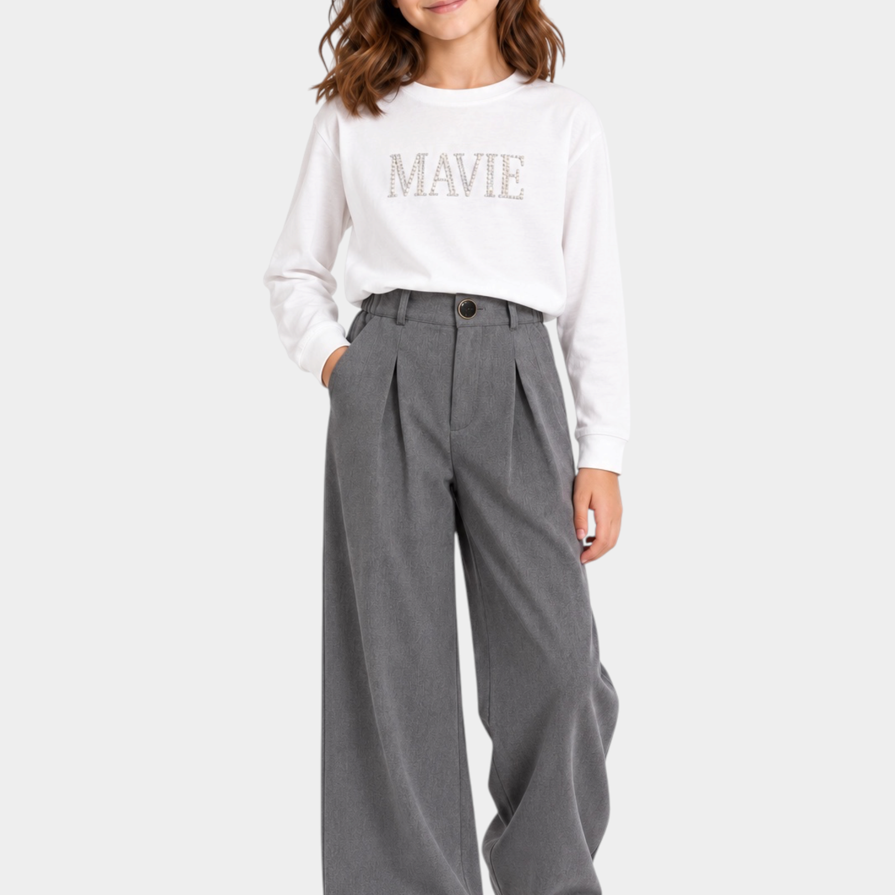 Bambina indossa pantaloni Follower SRL grigi a gamba larga con pence e maglia bianca a maniche lunghe