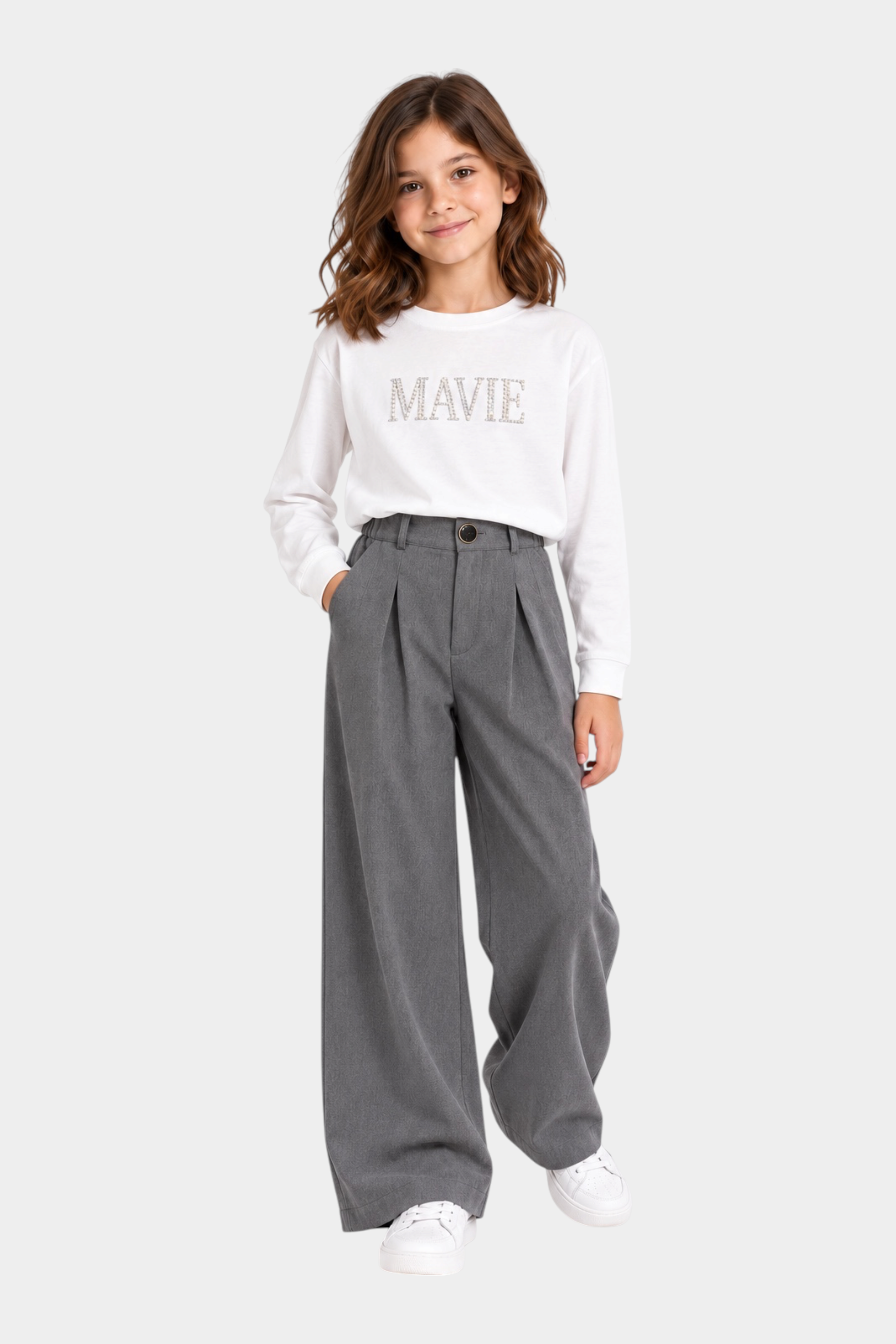 Bambina indossa pantaloni Follower SRL grigi a gamba larga con pence e maglia bianca a maniche lunghe