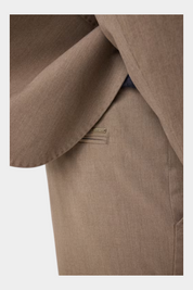 Pantaloni classici beige GUESS con dettaglio logo metallico, proposti da Follower SRL