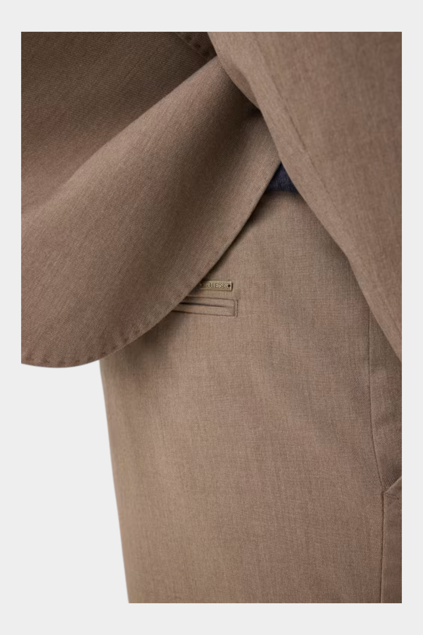 Pantaloni classici beige GUESS con dettaglio logo metallico, proposti da Follower SRL