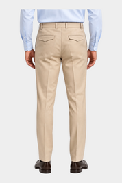 Vista posteriore di pantaloni beige regular con pinces IMPERIAL proposti da Follower SRL, abbinati a camicia azzurra