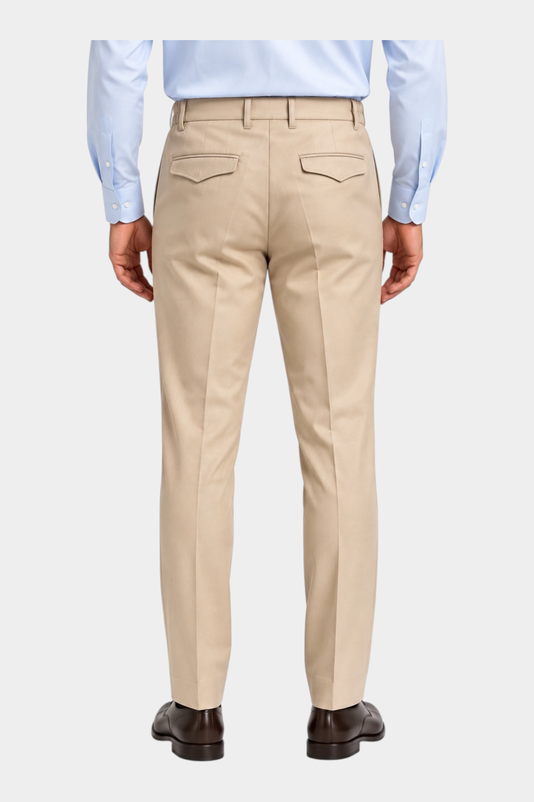 Vista posteriore di pantaloni beige regular con pinces IMPERIAL proposti da Follower SRL, abbinati a camicia azzurra