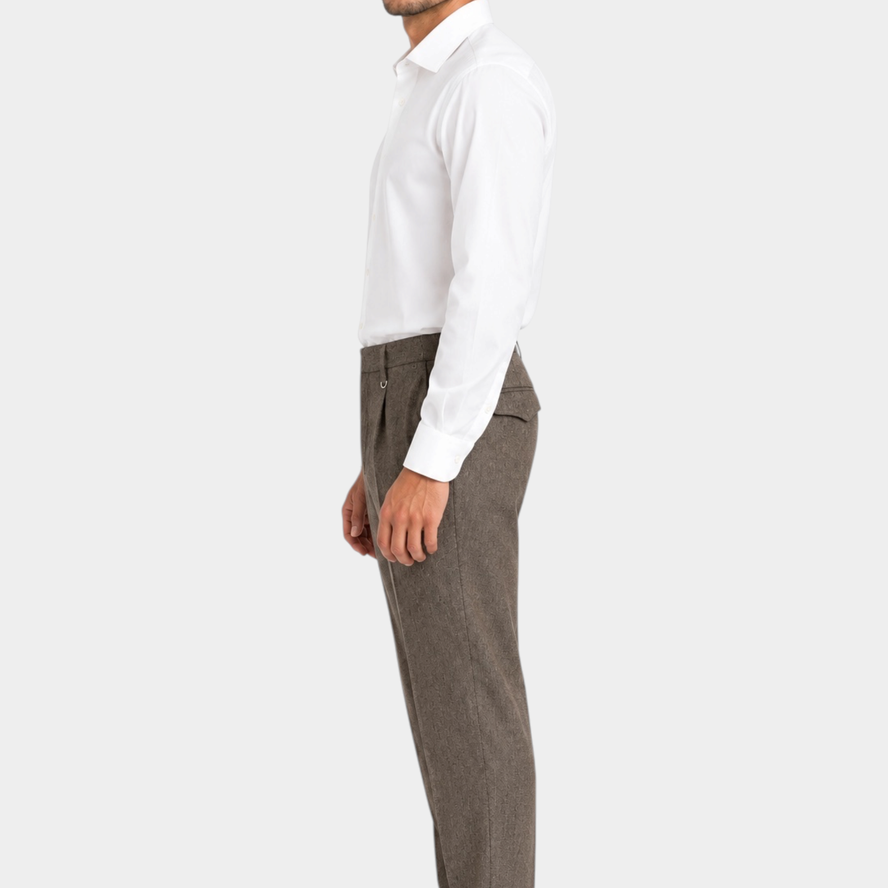 Modello indossa pantaloni regular beige con pinces IMPERIAL di Follower SRL abbinati a camicia bianca e scarpe scure