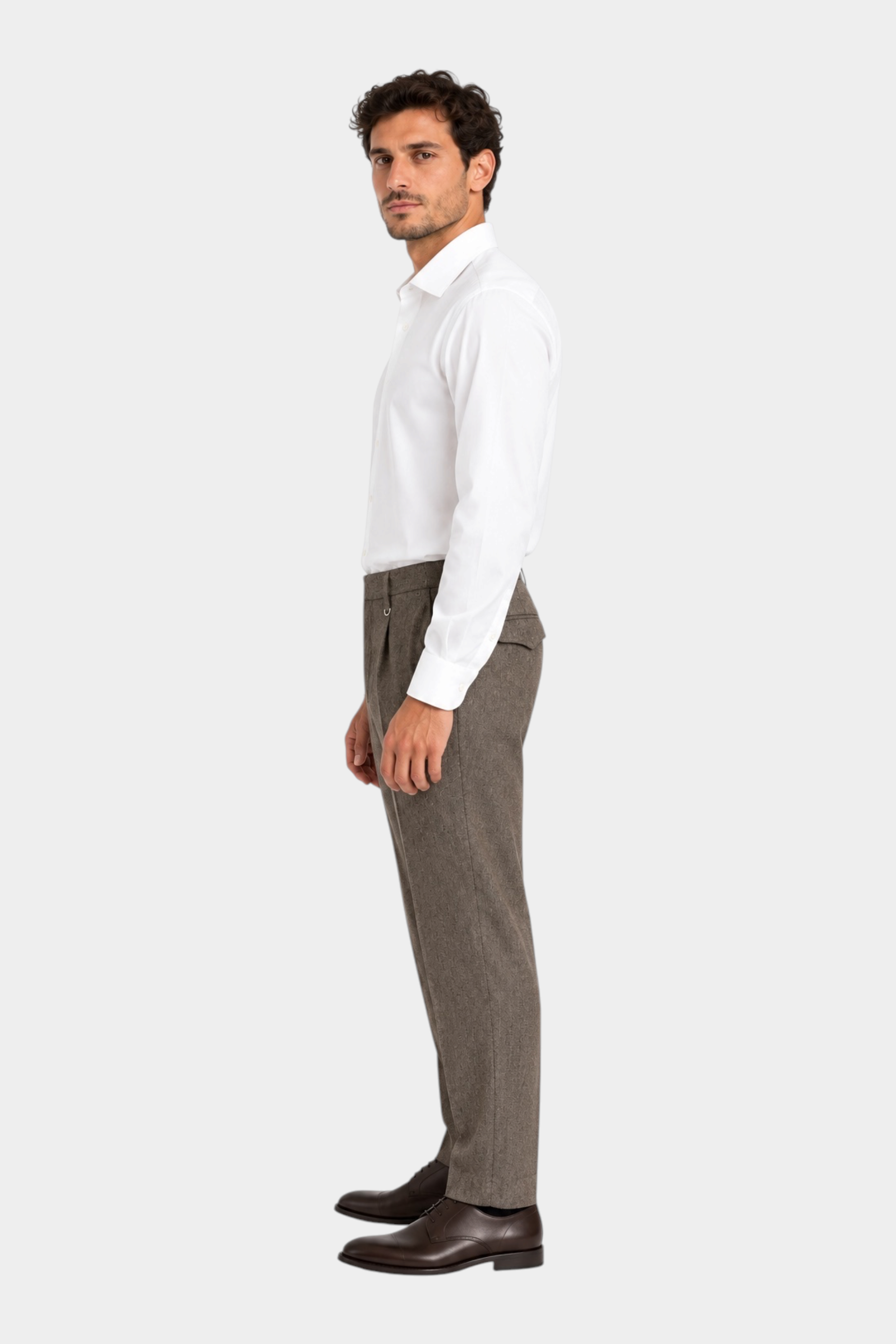 Modello indossa pantaloni regular beige con pinces IMPERIAL di Follower SRL abbinati a camicia bianca e scarpe scure