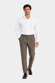 Modello indossa pantaloni regular beige con pinces di Follower SRL abbinati a camicia bianca e scarpe eleganti