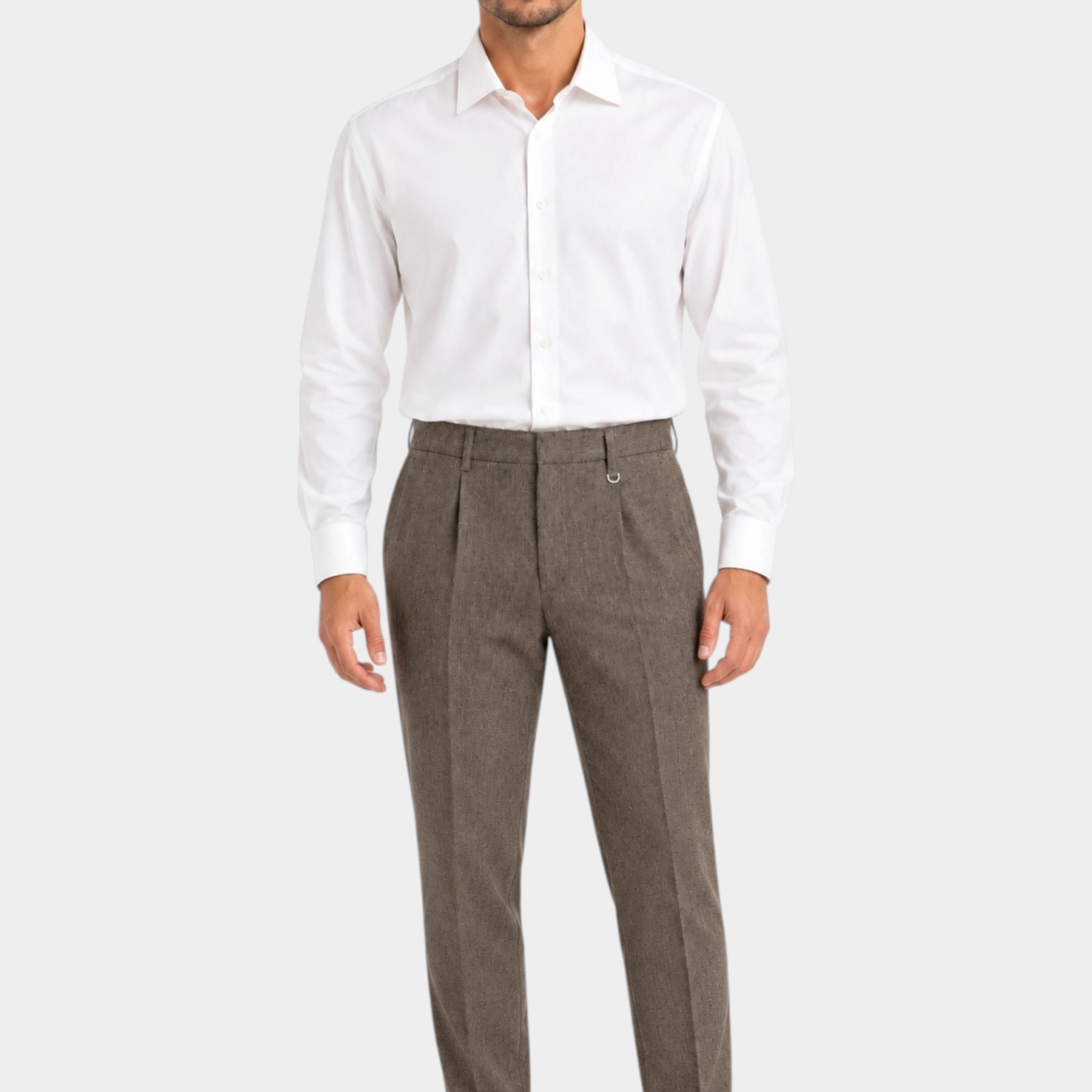 Modello indossa pantaloni regular beige con pinces IMPERIAL di Follower SRL abbinati a camicia bianca e scarpe scure