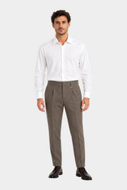 Modello indossa pantaloni regular beige con pinces IMPERIAL di Follower SRL abbinati a camicia bianca e scarpe scure