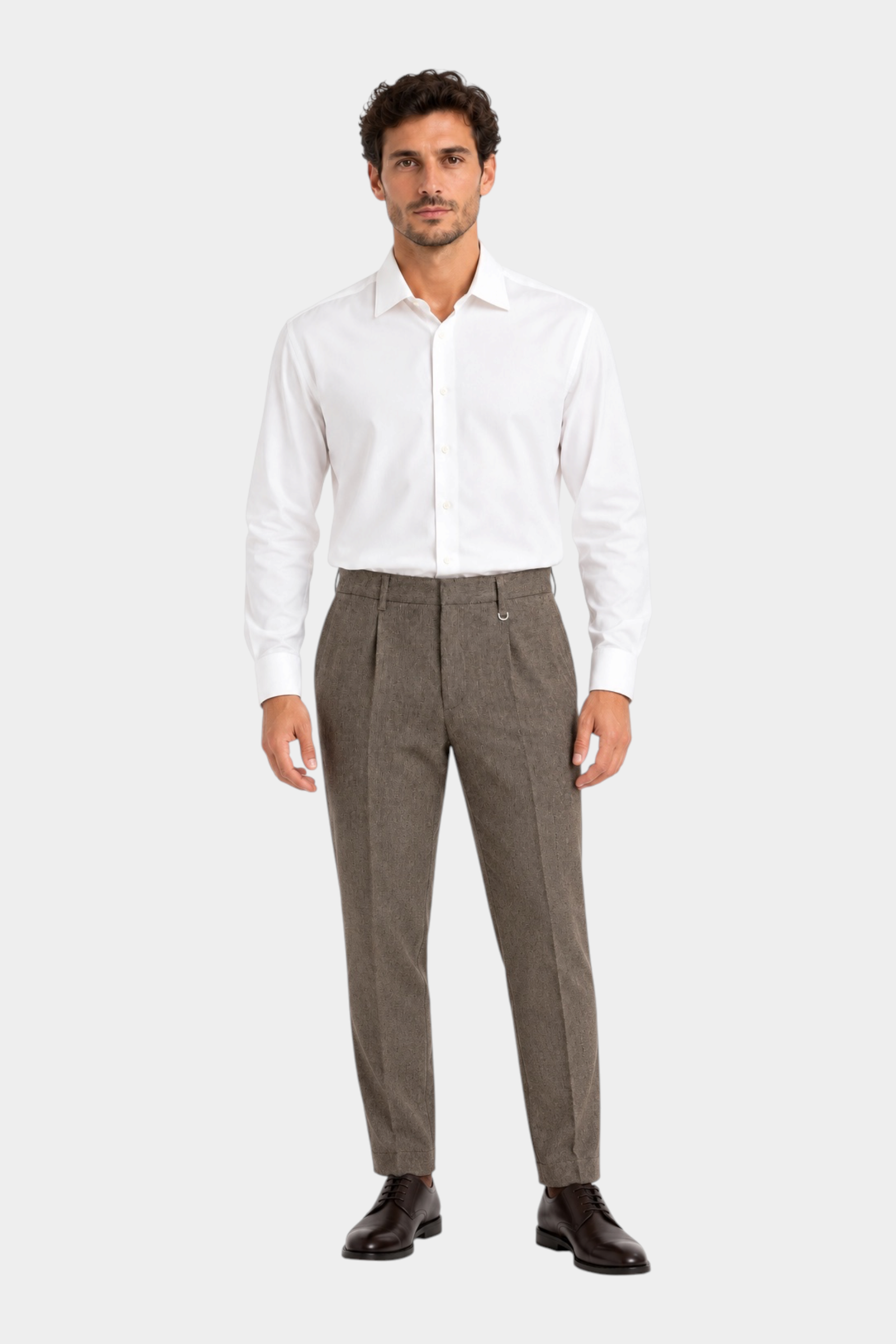 Modello indossa pantaloni regular beige con pinces IMPERIAL di Follower SRL abbinati a camicia bianca e scarpe scure