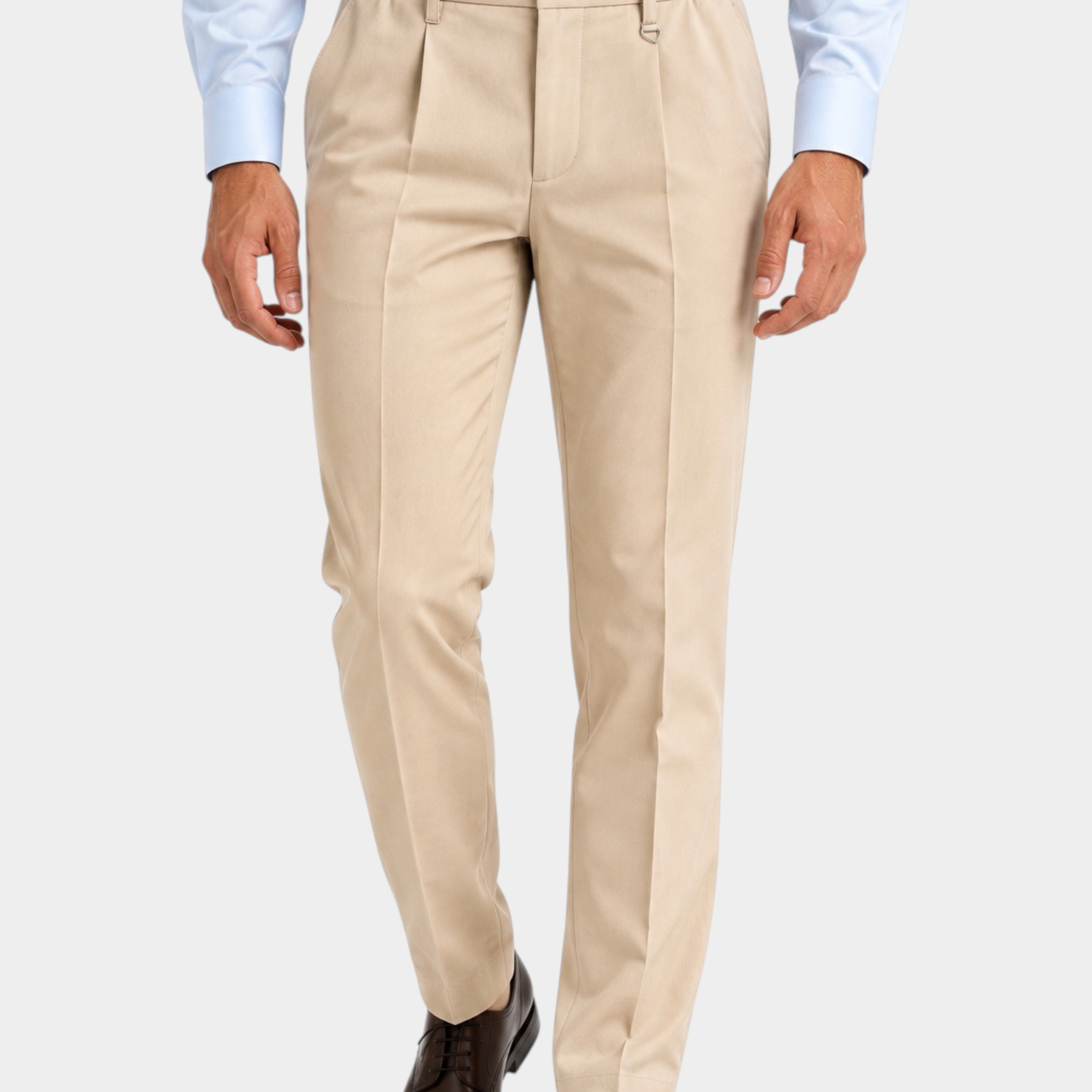 Pantaloni regular beige con pinces da uomo firmati Follower SRL, abbinati a camicia azzurra e scarpe eleganti.