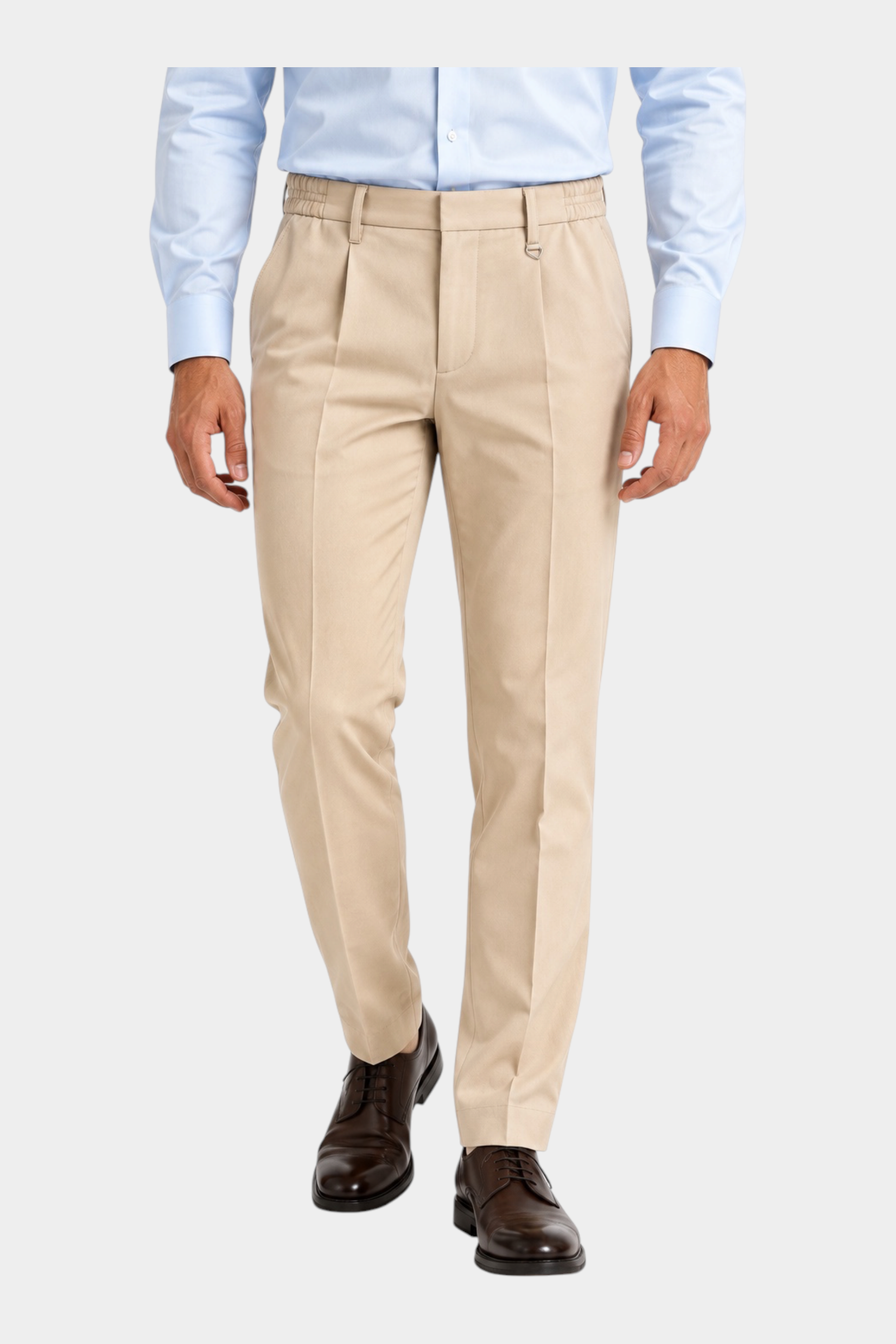Pantaloni regular beige con pinces da uomo firmati Follower SRL, abbinati a camicia azzurra e scarpe eleganti.