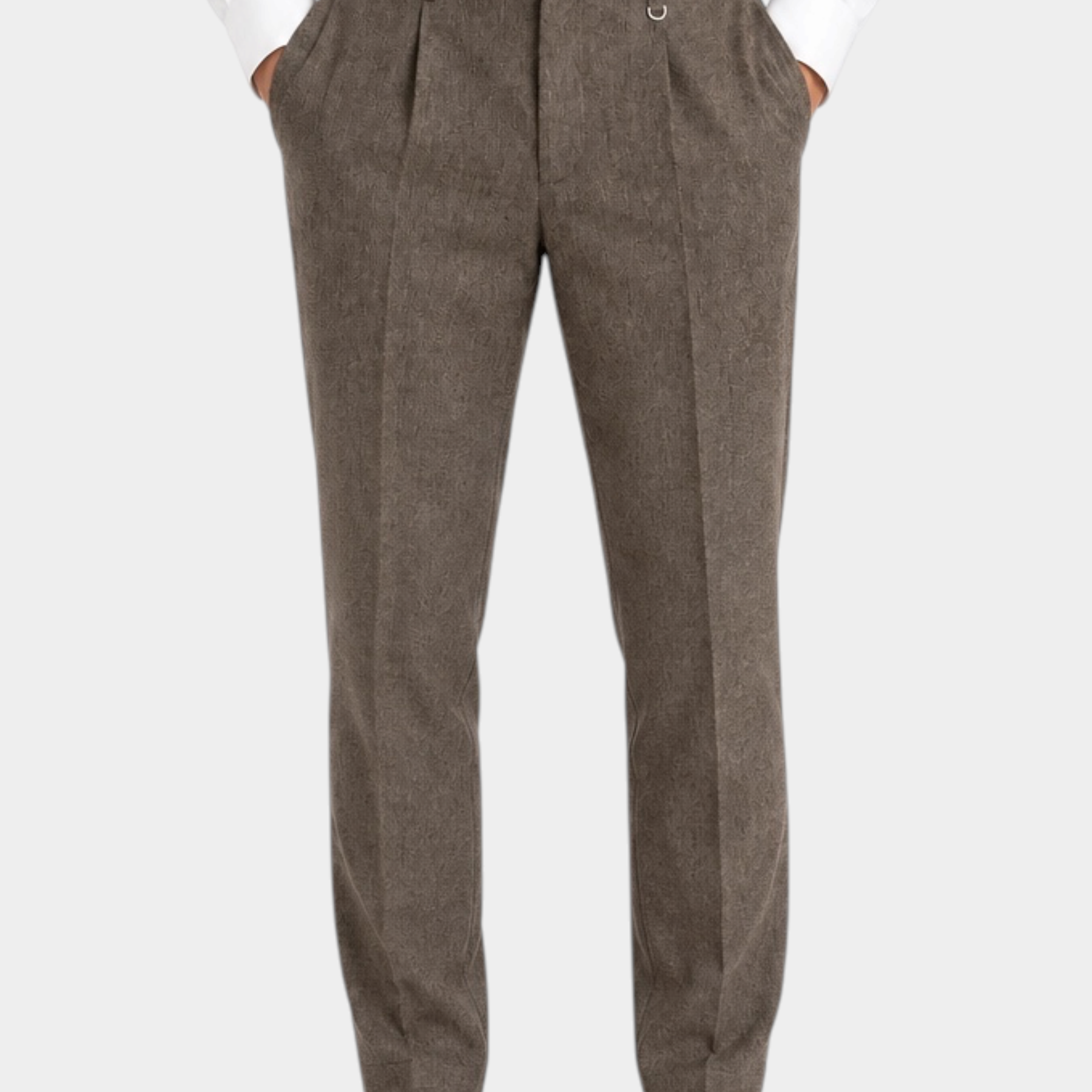 Modello indossa pantaloni regular beige con pinces di Follower SRL abbinati a camicia bianca e scarpe eleganti
