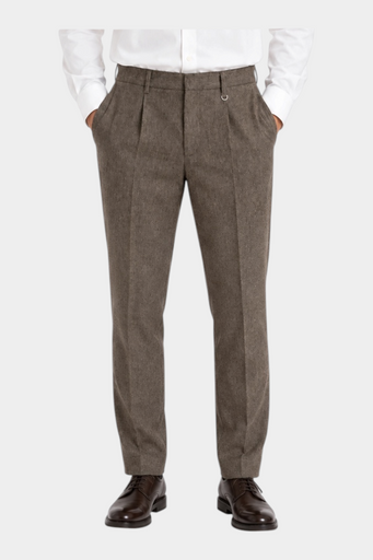Modello indossa pantaloni regular beige con pinces di Follower SRL abbinati a camicia bianca e scarpe eleganti