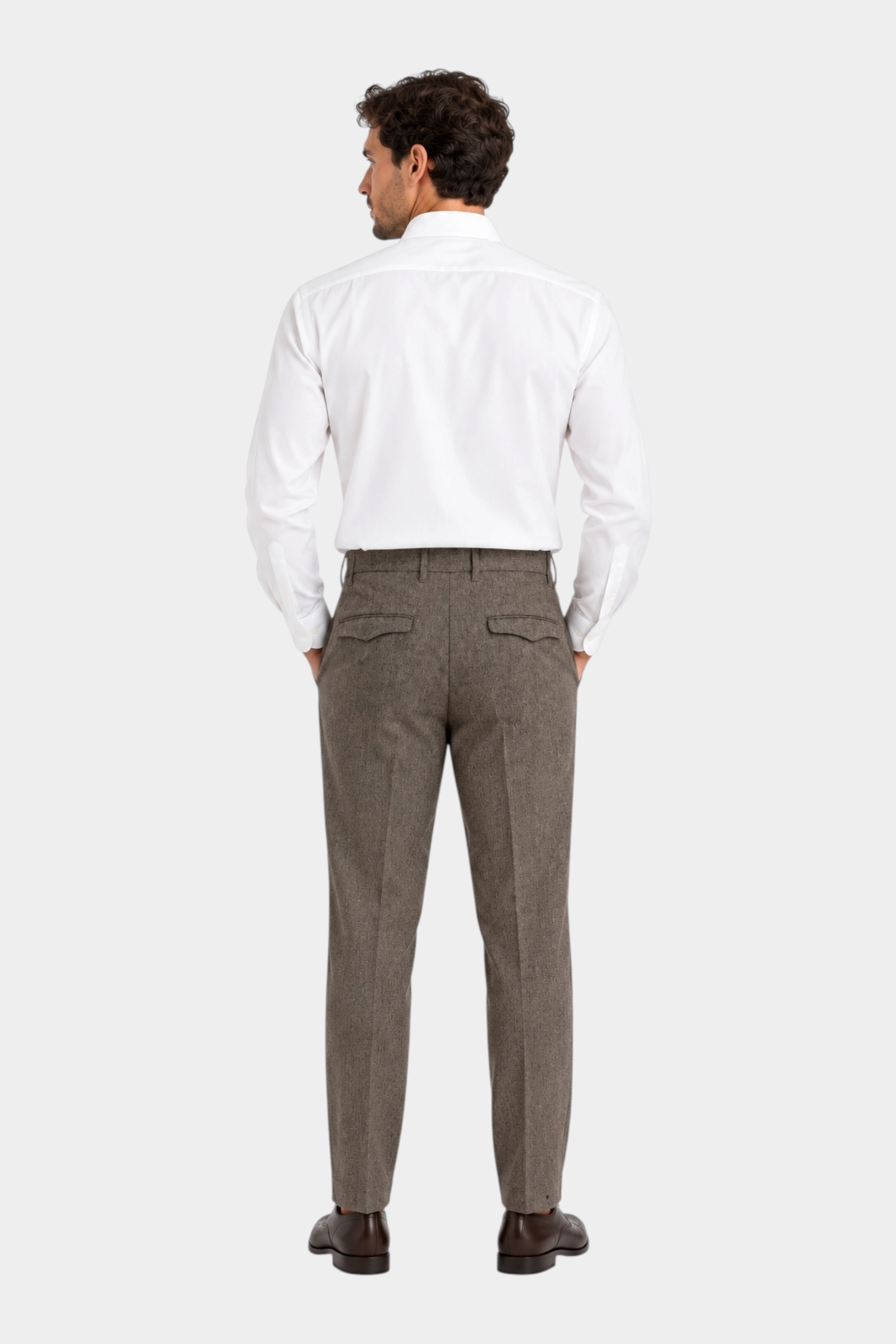 Vista posteriore di un uomo che indossa pantaloni regular beige con pinces di Follower SRL e camicia bianca