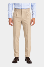 Pantaloni regular beige con pinces e vita elastica Follower SRL indossati da un modello con camicia azzurra