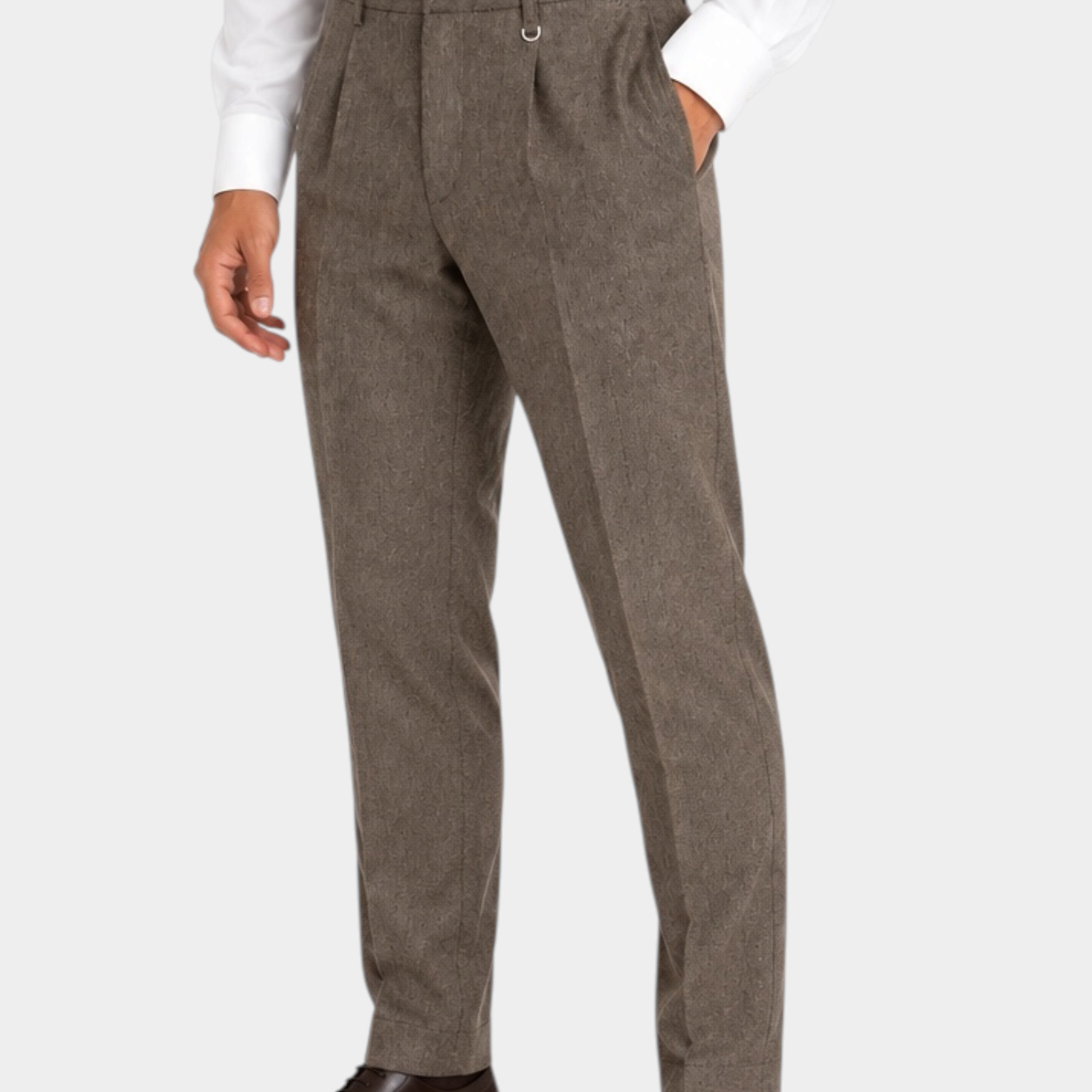 Modello indossa pantaloni regular beige con pinces IMPERIAL di Follower SRL abbinati a camicia bianca e scarpe scure