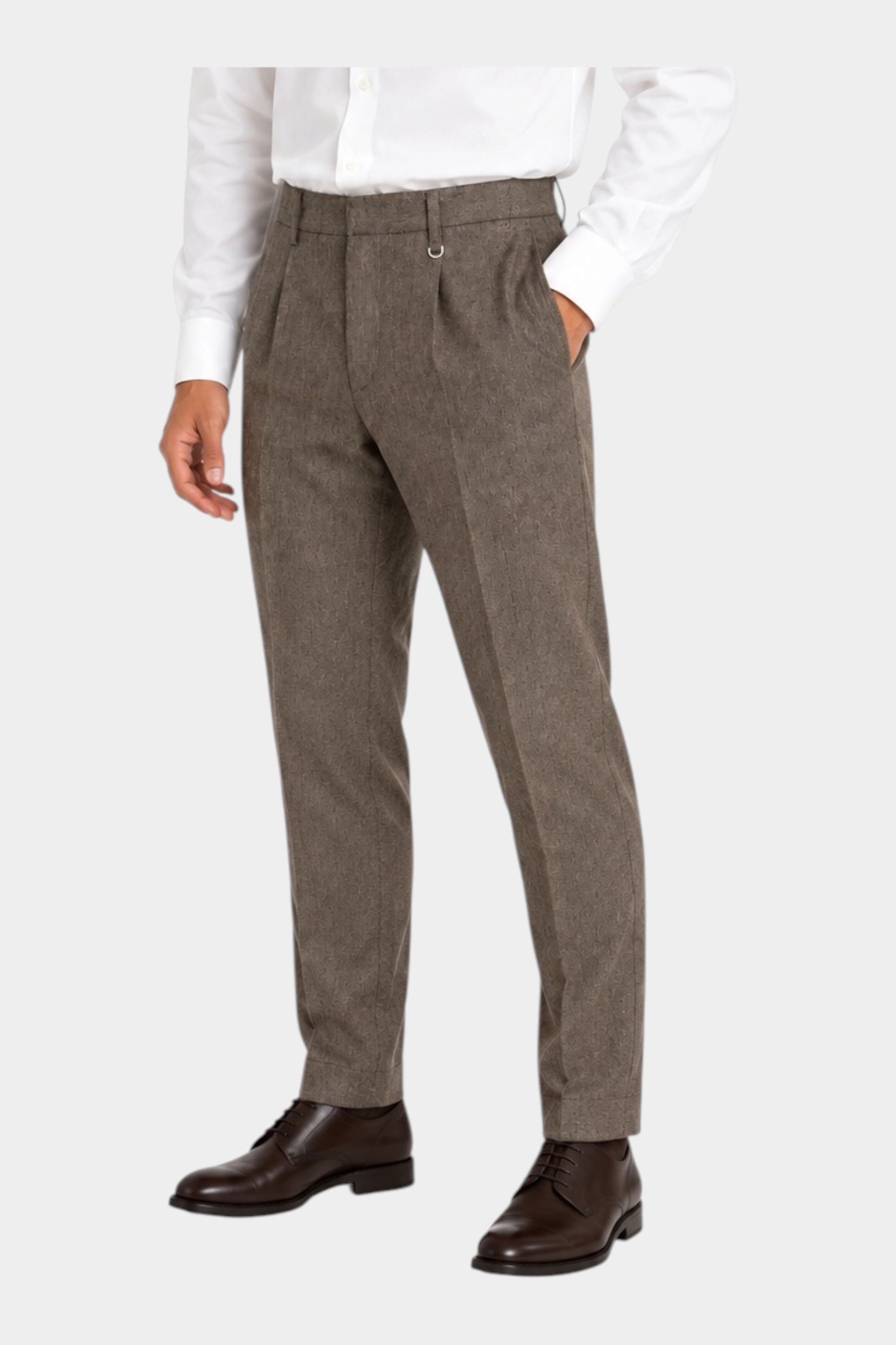 Modello indossa pantaloni regular beige con pinces IMPERIAL di Follower SRL abbinati a camicia bianca e scarpe scure