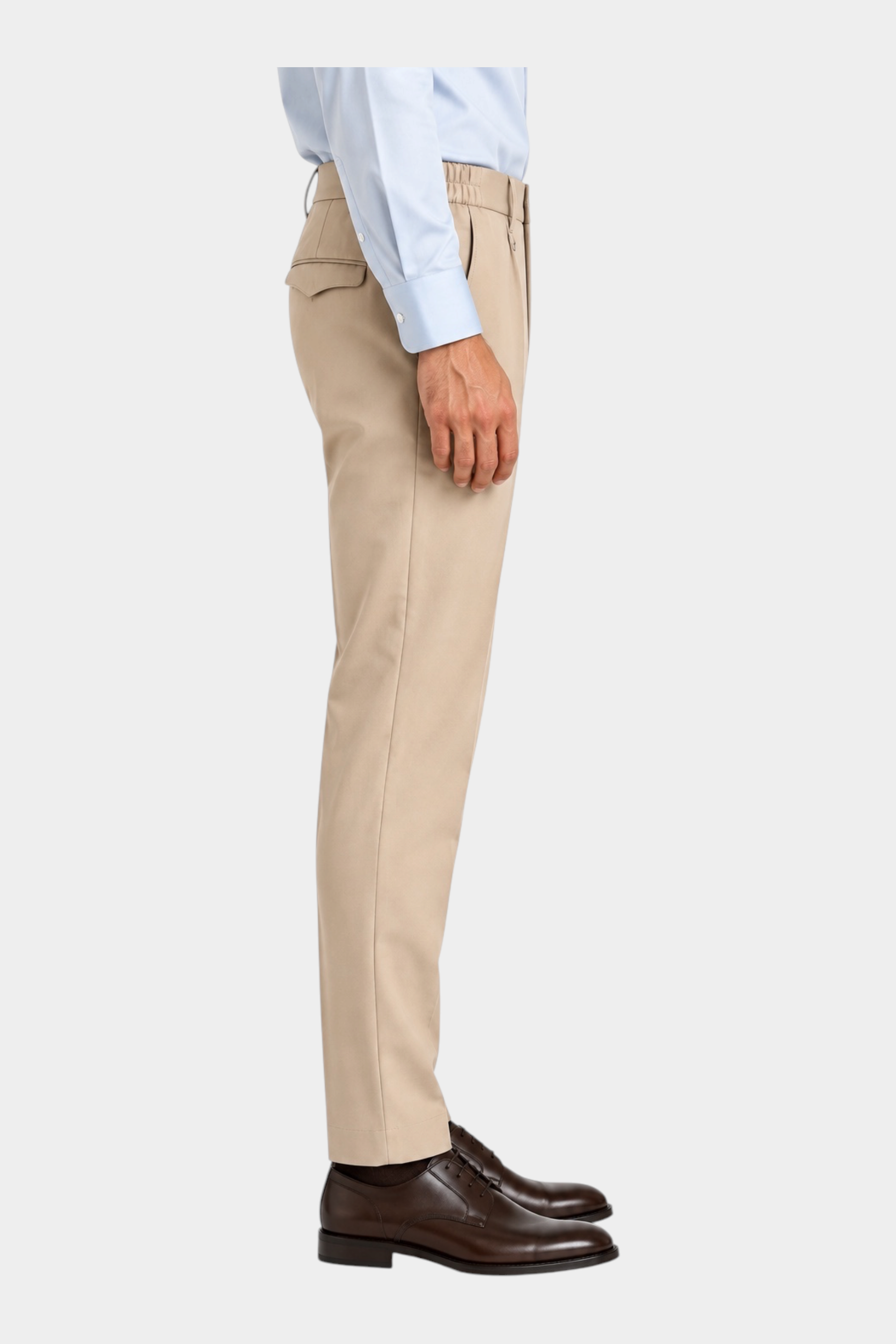 Pantaloni regular beige con pinces da uomo Follower SRL indossati con camicia azzurra e scarpe eleganti marroni