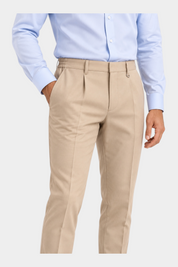 Pantaloni regular beige con pinces e vita elastica Follower SRL indossati con camicia azzurra