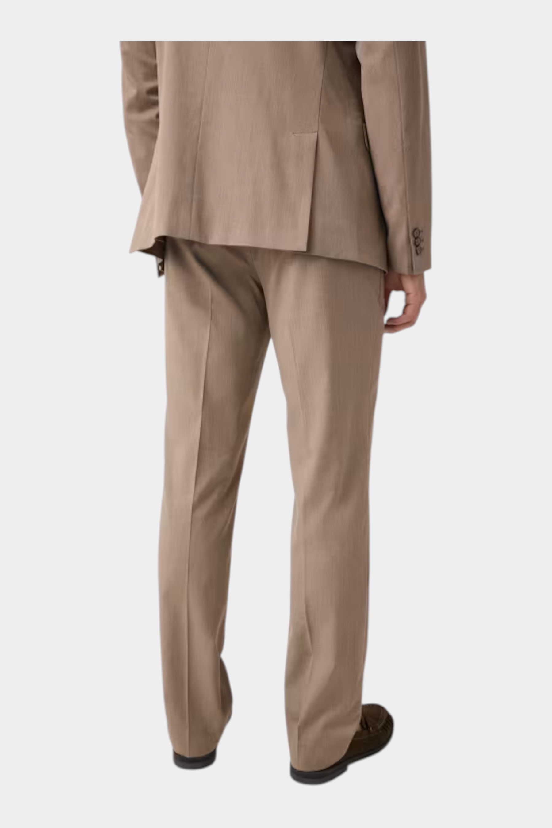 Pantaloni classici beige GUESS indossati con giacca abbinata, vista posteriore, proposti da Follower SRL