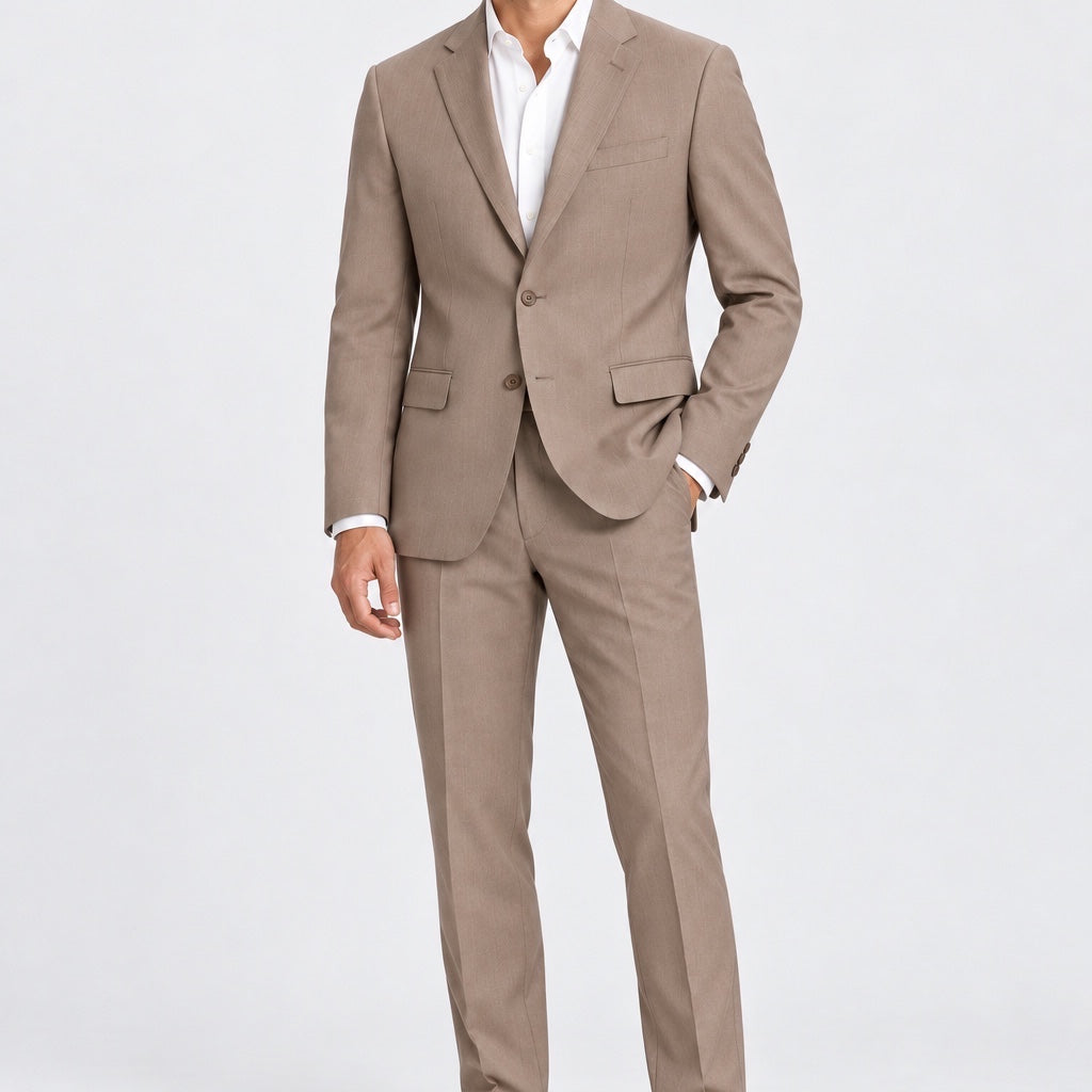 Modello indossa pantaloni classici beige GUESS di Follower SRL con giacca abbinata, camicia bianca e mocassini scuri.