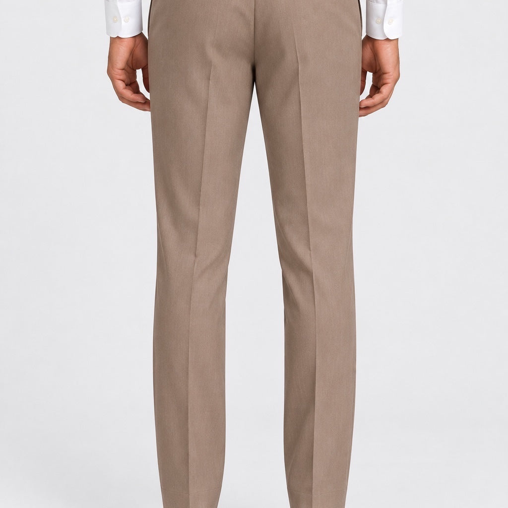 Vista posteriore di pantaloni classici beige GUESS indossati da un uomo con camicia bianca e mocassini scuri