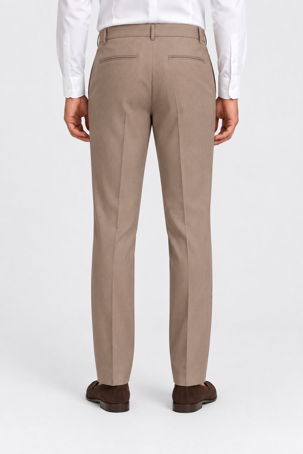 Vista posteriore di pantaloni classici beige GUESS indossati da un uomo con camicia bianca e mocassini scuri