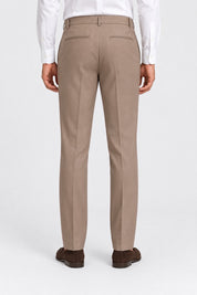 Vista posteriore di pantaloni classici beige GUESS indossati da un uomo con camicia bianca e mocassini scuri