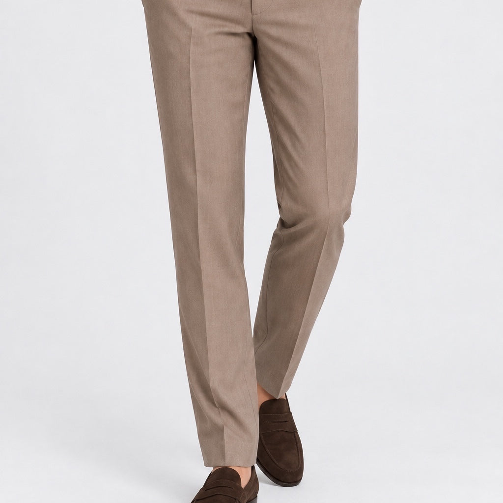 Pantaloni classici da uomo Follower SRL firmati GUESS in beige con taglio sartoriale, indossati con mocassini scuri.