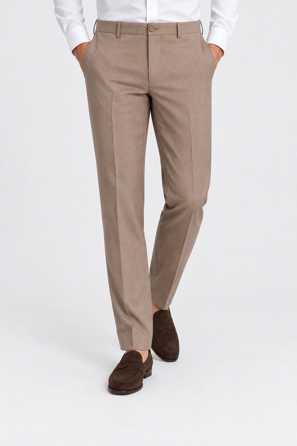 Pantaloni classici da uomo Follower SRL firmati GUESS in beige con taglio sartoriale, indossati con mocassini scuri.