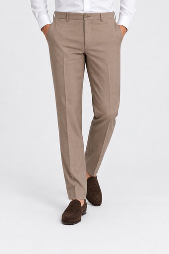 Pantaloni classici da uomo Follower SRL firmati GUESS in beige con taglio sartoriale, indossati con mocassini scuri.