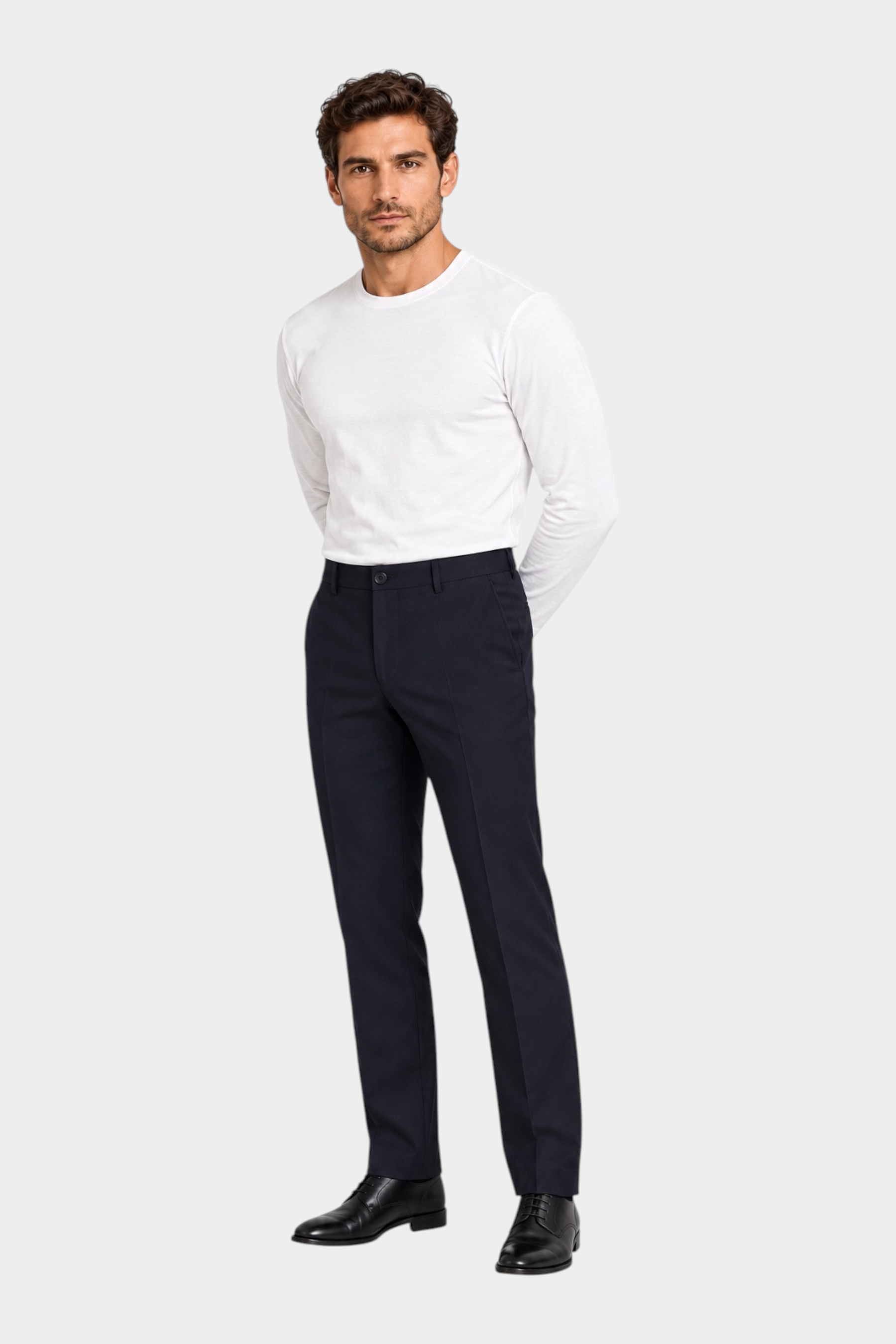 Modello indossa pantaloni classici blu scuro GUESS con maglia bianca a maniche lunghe, stile elegante Follower SRL