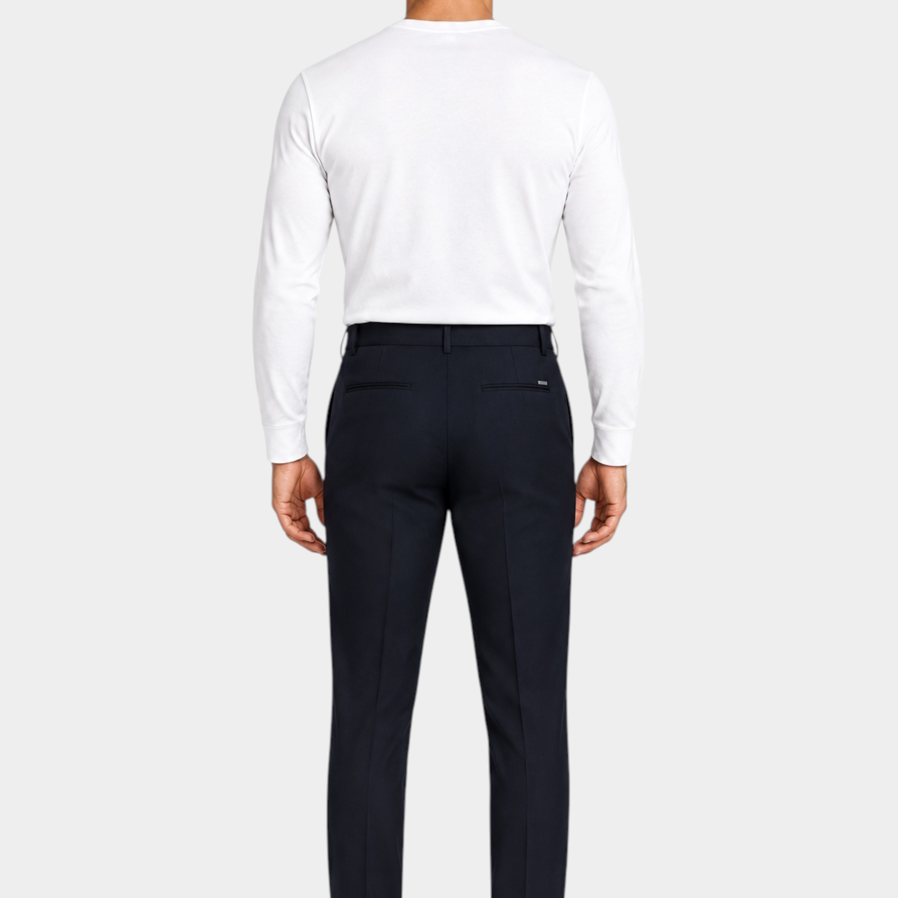 Vista posteriore di un uomo che indossa pantaloni classici blu scuro GUESS con maglia bianca, Follower SRL