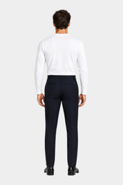 Vista posteriore di un uomo che indossa pantaloni classici blu scuro GUESS con maglia bianca, Follower SRL