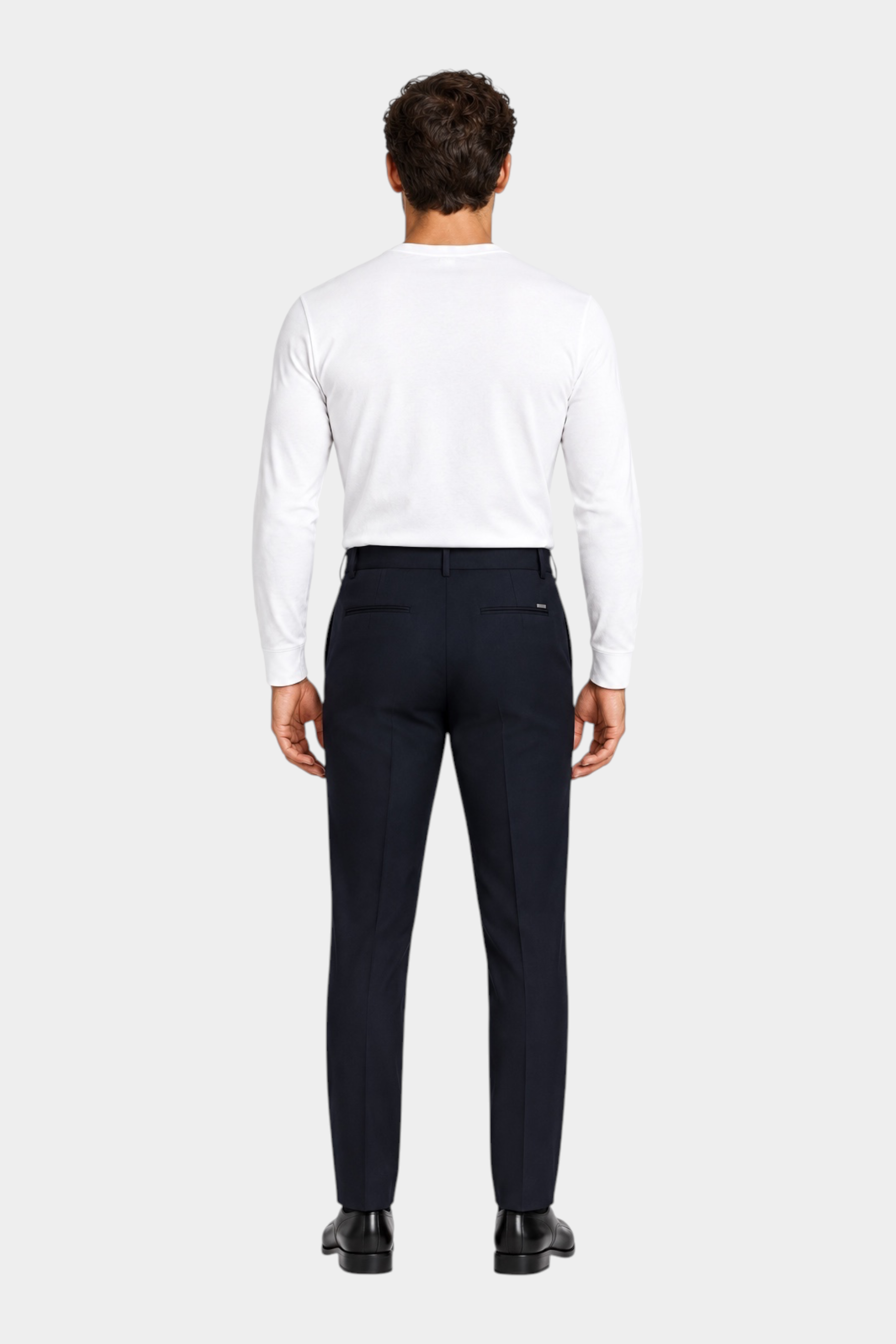 Vista posteriore di un uomo che indossa pantaloni classici blu scuro GUESS con maglia bianca, Follower SRL
