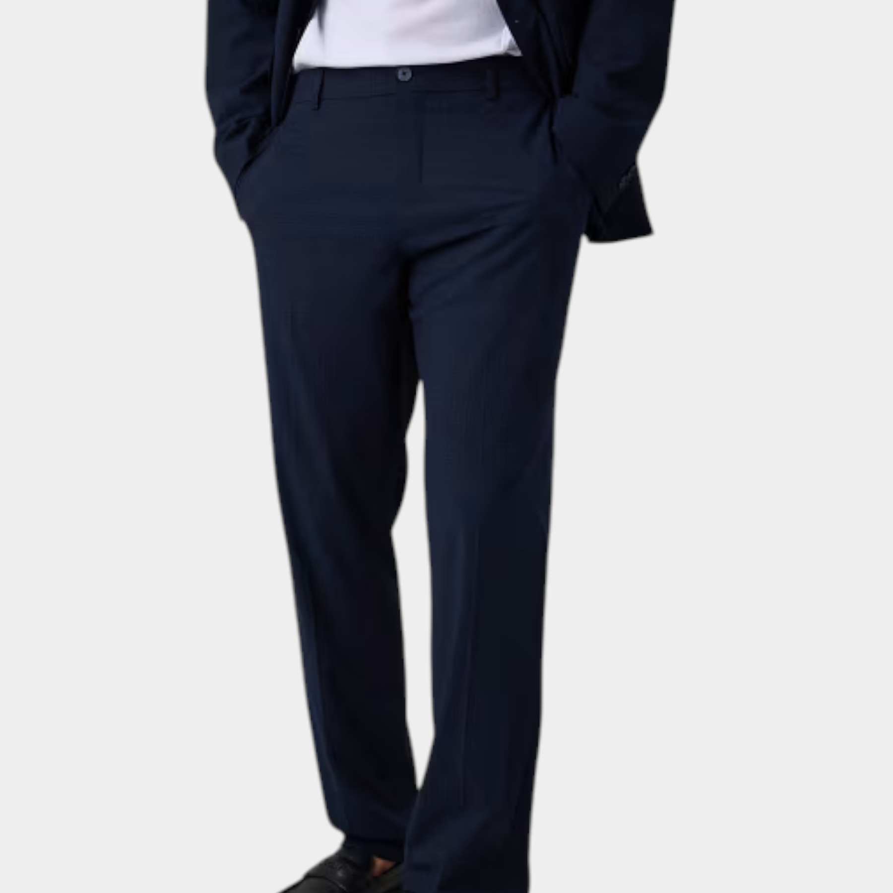 Pantaloni classici da uomo blu GUESS indossati con mocassini neri, presentati da Follower SRL
