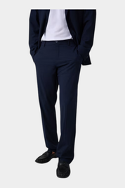 Pantaloni classici da uomo blu GUESS indossati con mocassini neri, presentati da Follower SRL