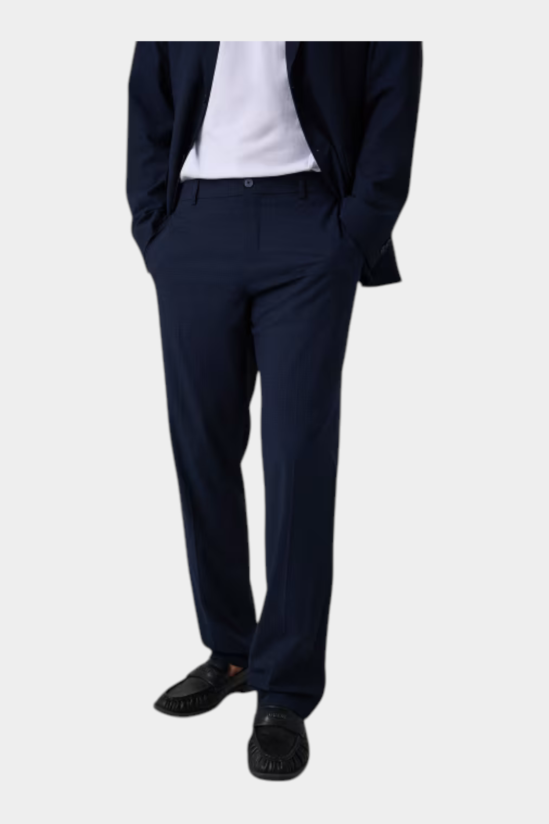Pantaloni classici da uomo blu GUESS indossati con mocassini neri, presentati da Follower SRL