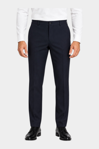 Modello indossa pantaloni classici blu scuro GUESS di Follower SRL abbinati a maglia bianca a maniche lunghe