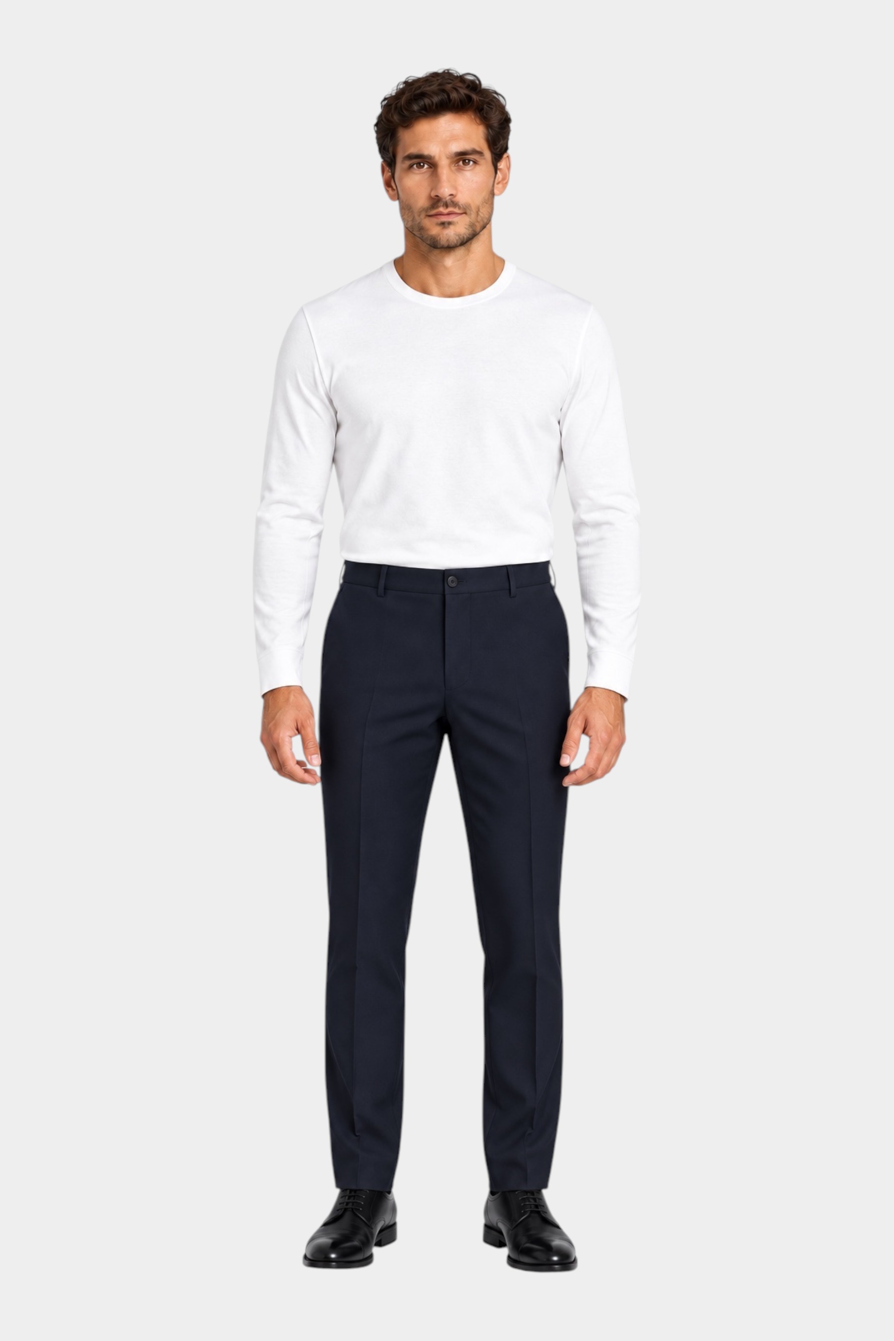 Modello indossa pantaloni classici blu scuro GUESS di Follower SRL abbinati a maglia bianca a maniche lunghe