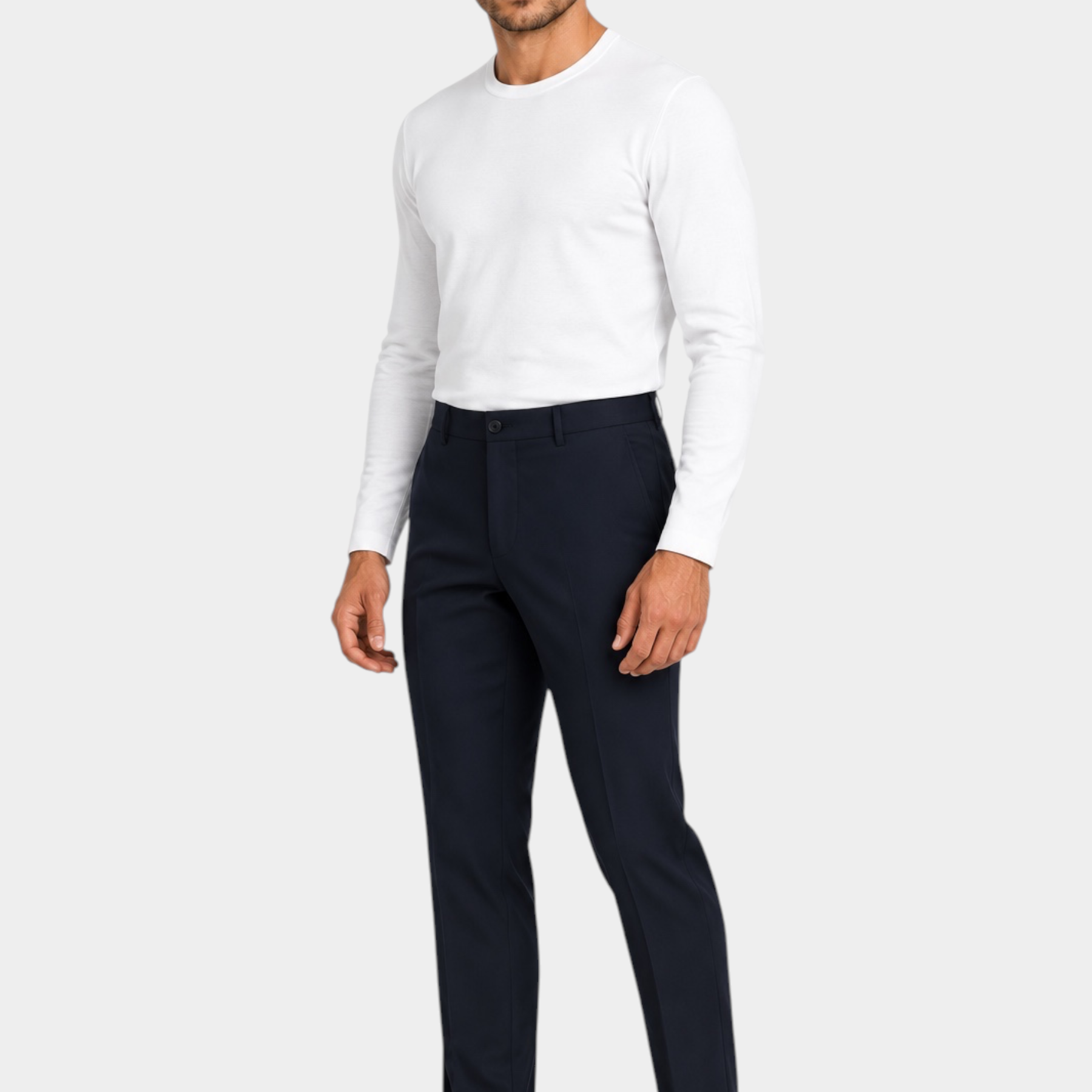 Modello indossa pantaloni classici blu scuro GUESS abbinati a maglia bianca a maniche lunghe, stile elegante