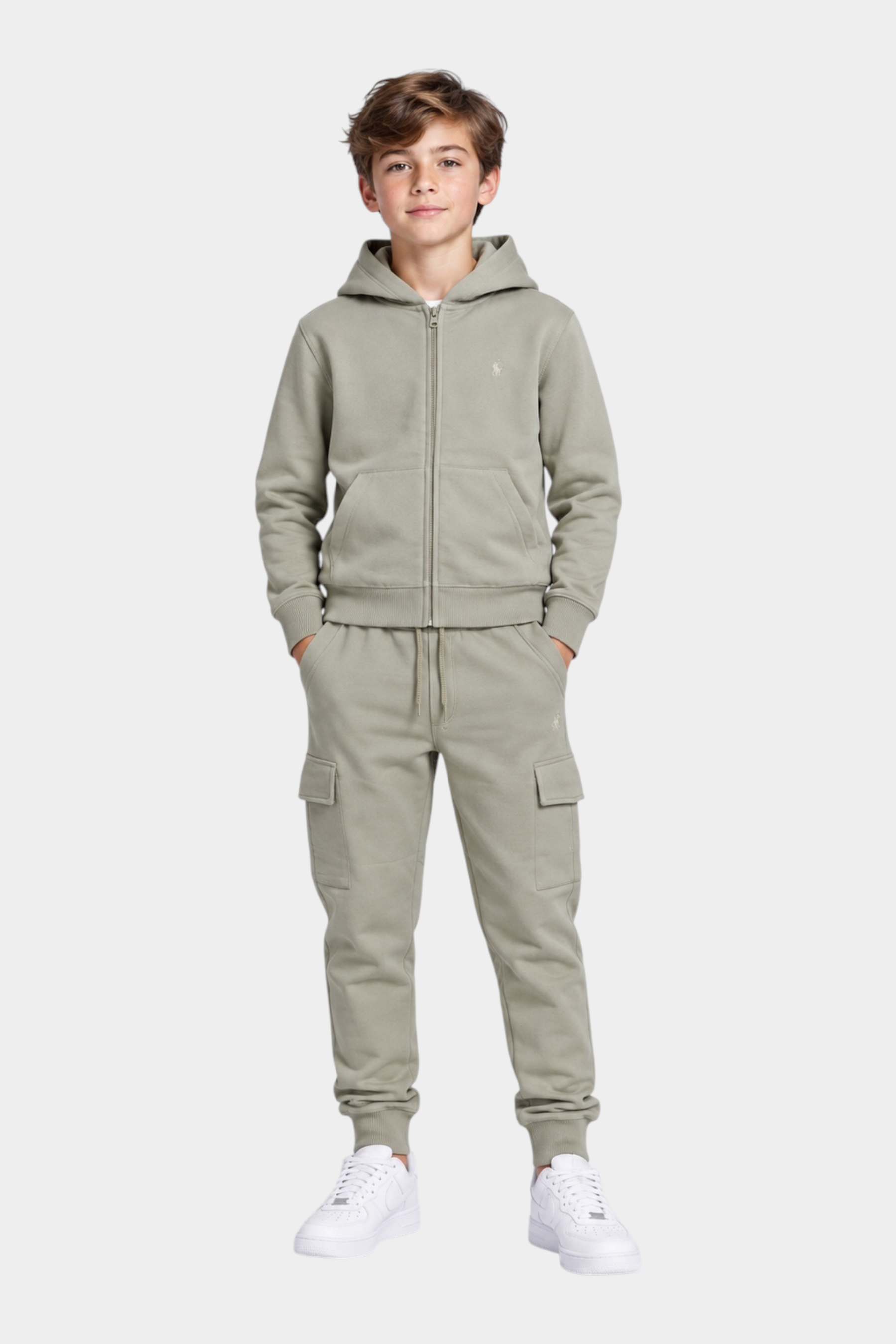 Ragazzo indossa pantaloni jogger cargo beige Follower SRL abbinati a felpa con zip e sneakers bianche