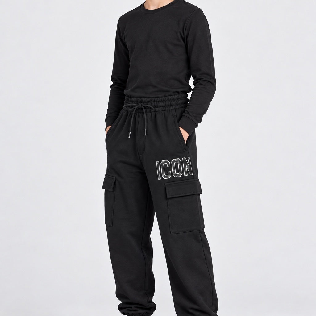 Ragazzo indossa pantaloni jogger cargo neri Follower SRL con scritta ICON bianca e tasche laterali