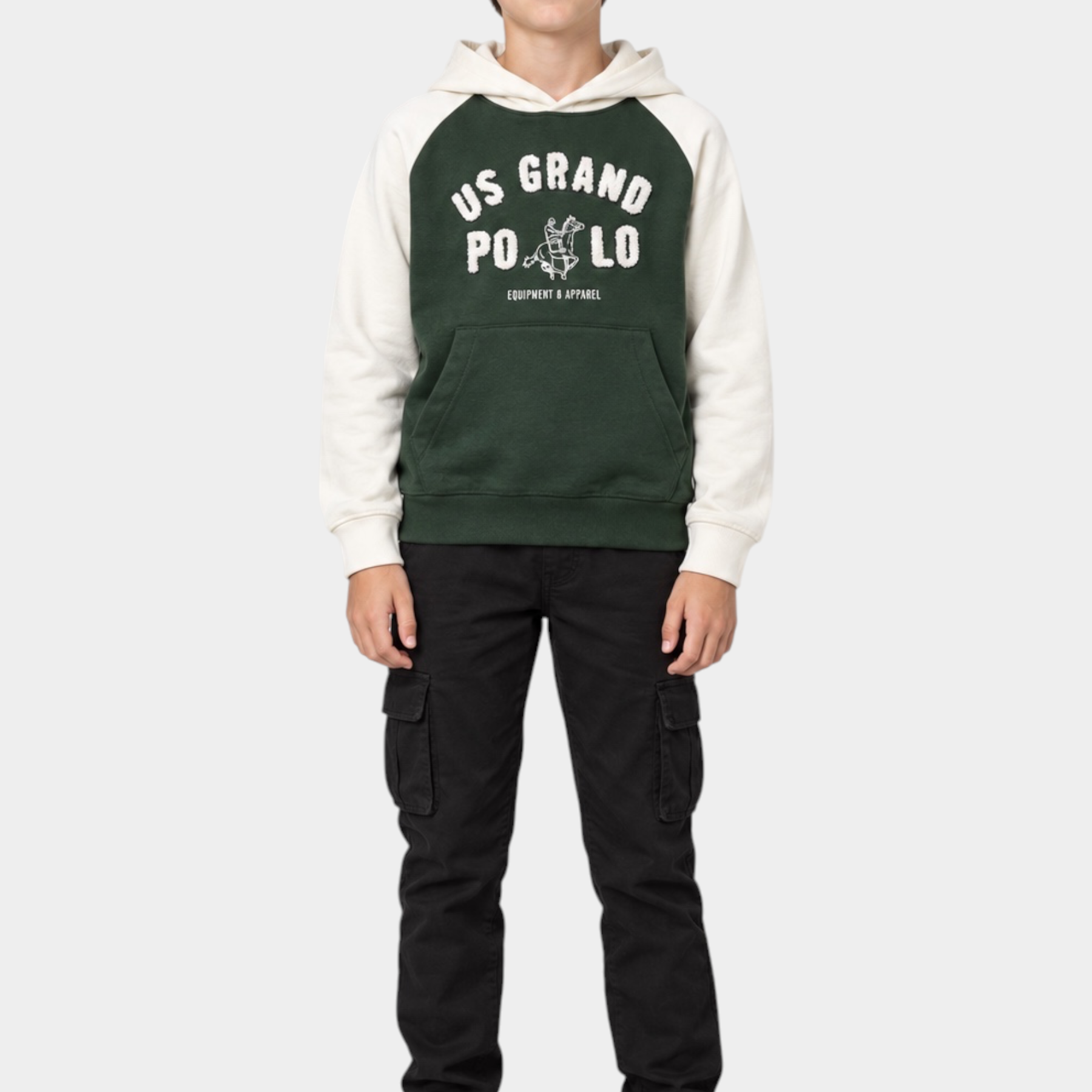 Ragazzo indossa pantaloni jogger cargo neri Follower SRL abbinati a una felpa con cappuccio verde e bianca